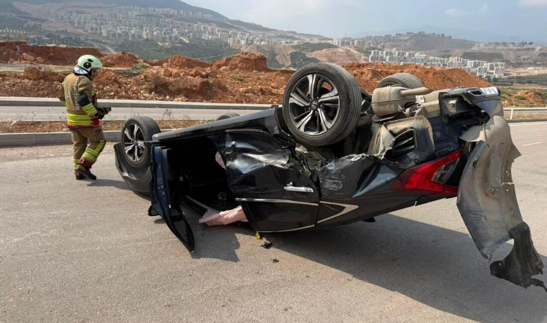 HATAY (AA) – Hatay'ın İskenderun ilçesinde panelvanla çarpışan otomobildeki 2'si