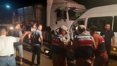 HATAY (AA) – Hatay'ın Erzin ilçesinde servis minibüsü ile tırın
