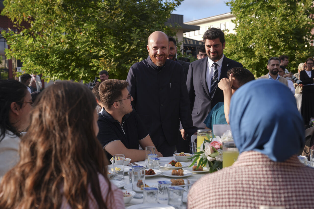 - İbn Haldun Üniversitesi Mütevelli Heyeti Başkanvekili Bilal Erdoğan:
- "Üniversitemizin