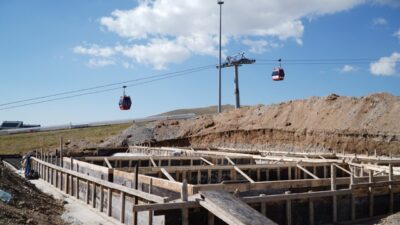KAYSERİ (AA) – İç Anadolu'nun zirvesi olarak adlandırılan Erciyes'te dağ