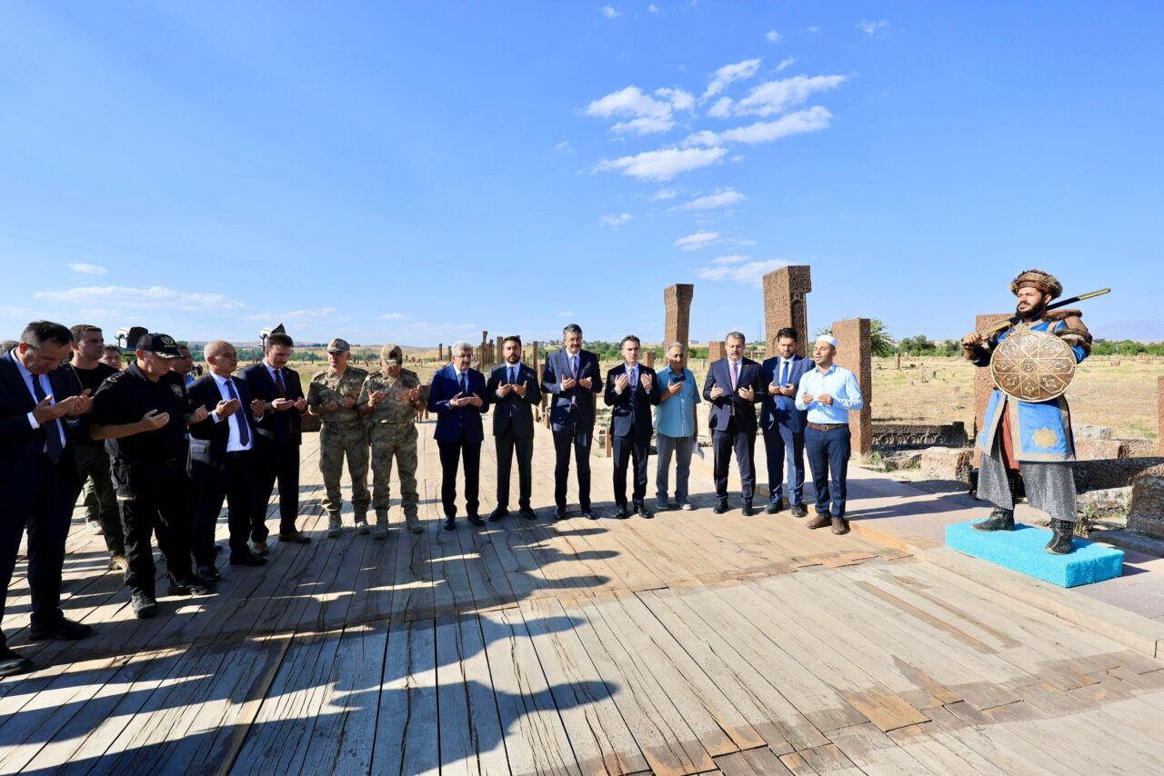 BİTLİS (AA) – Bitlis'in Ahlat ilçesinde güvenlik toplantısına katılan İçişleri
