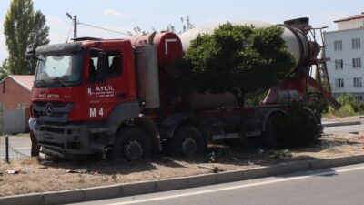 IĞDIR (AA) – Iğdır-Tuzluca kara yolunda iki beton mikseri ile