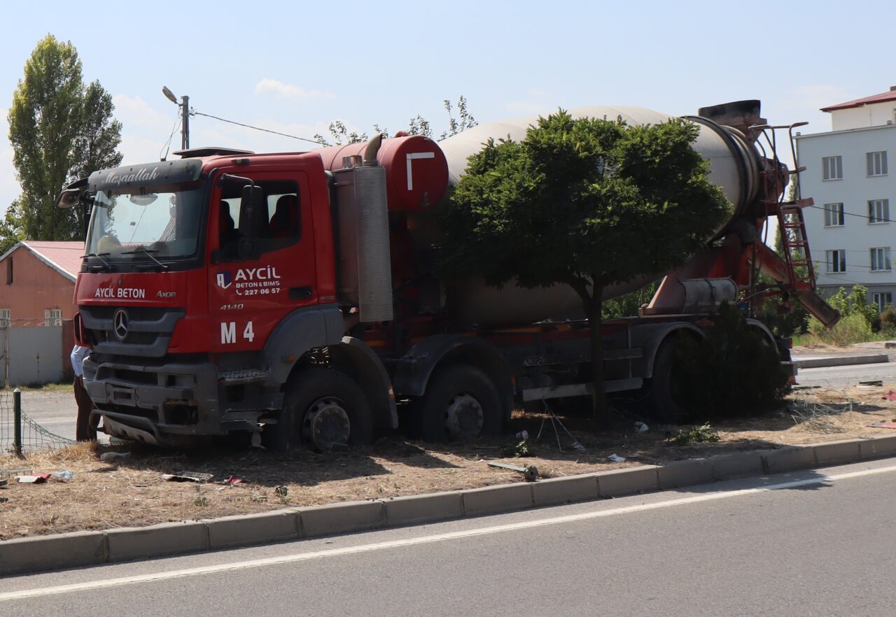 IĞDIR (AA) – Iğdır-Tuzluca kara yolunda iki beton mikseri ile