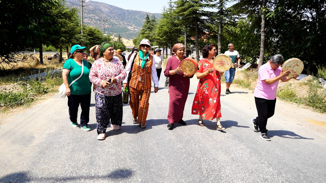 ISPARTA (AA) – Isparta'nın Keçiborlu ilçesine bağlı İncesu köyünde, kadınların