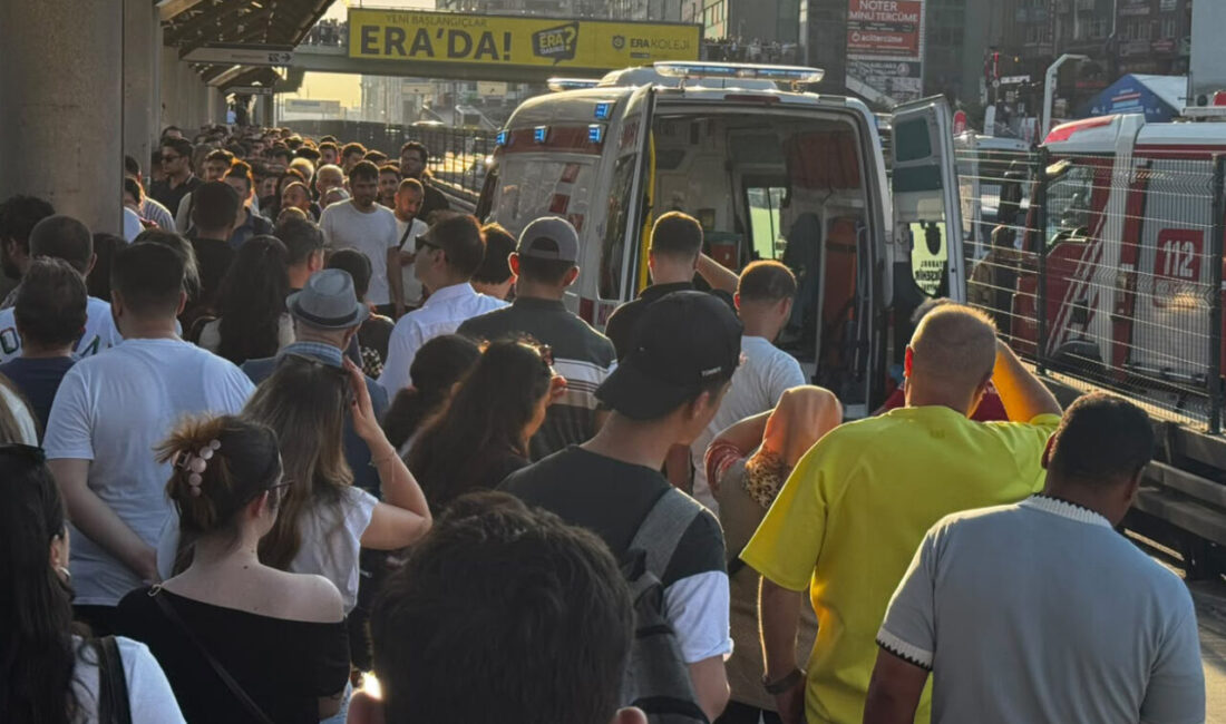 İSTANBUL (AA) – İstanbul'da durakta beklediği sırada yola düşen kadın