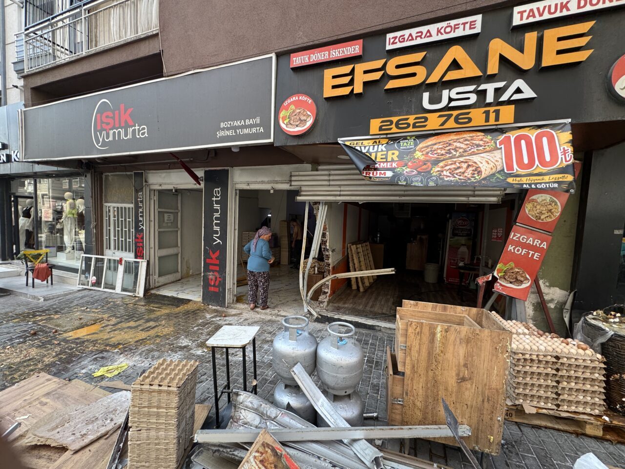 İZMİR (AA) – İzmir'in Karabağlar ilçesinde yoldan çıkan otomobilin çarptığı