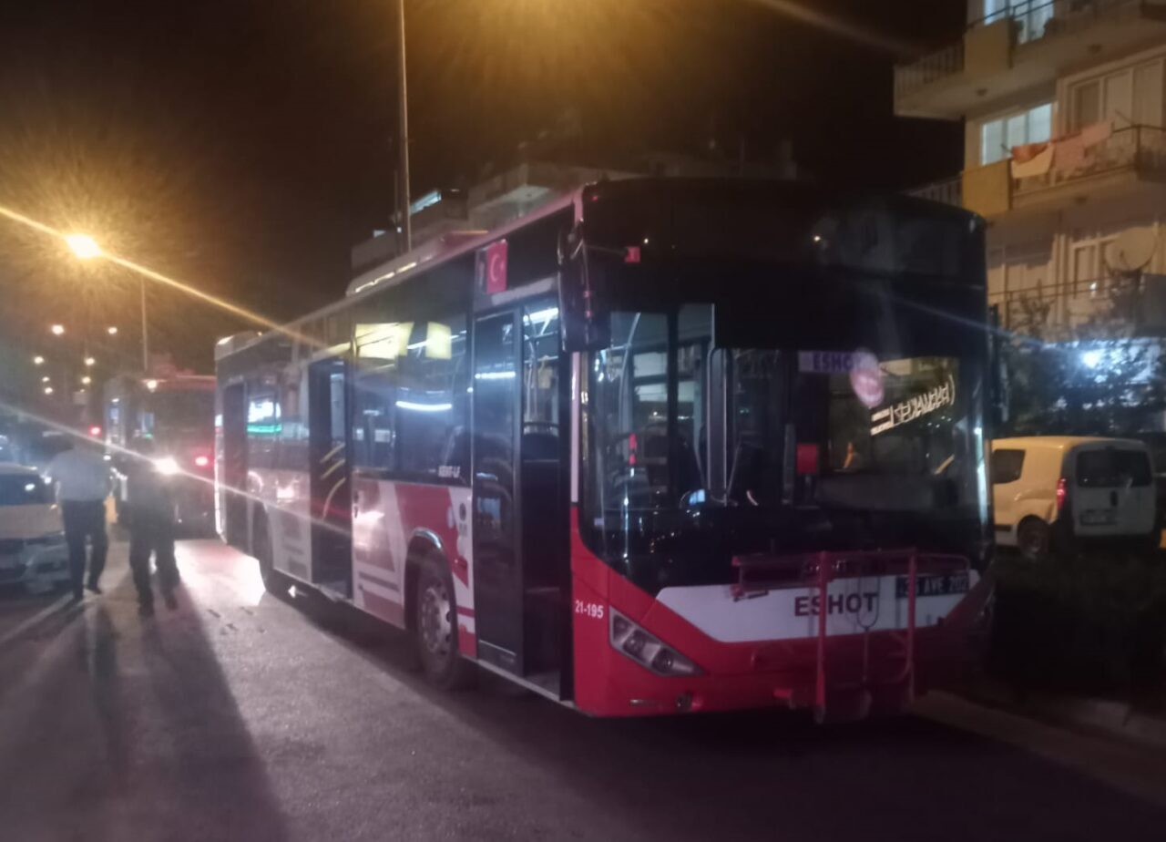 İZMİR (AA) – İzmir'in Bayındır ilçesinde belediye otobüsünde çıkan yangında