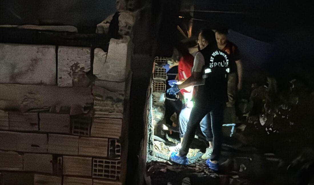 İZMİR (AA) – İzmir'in Çiğli ilçesinde bir evde çıkan yangında