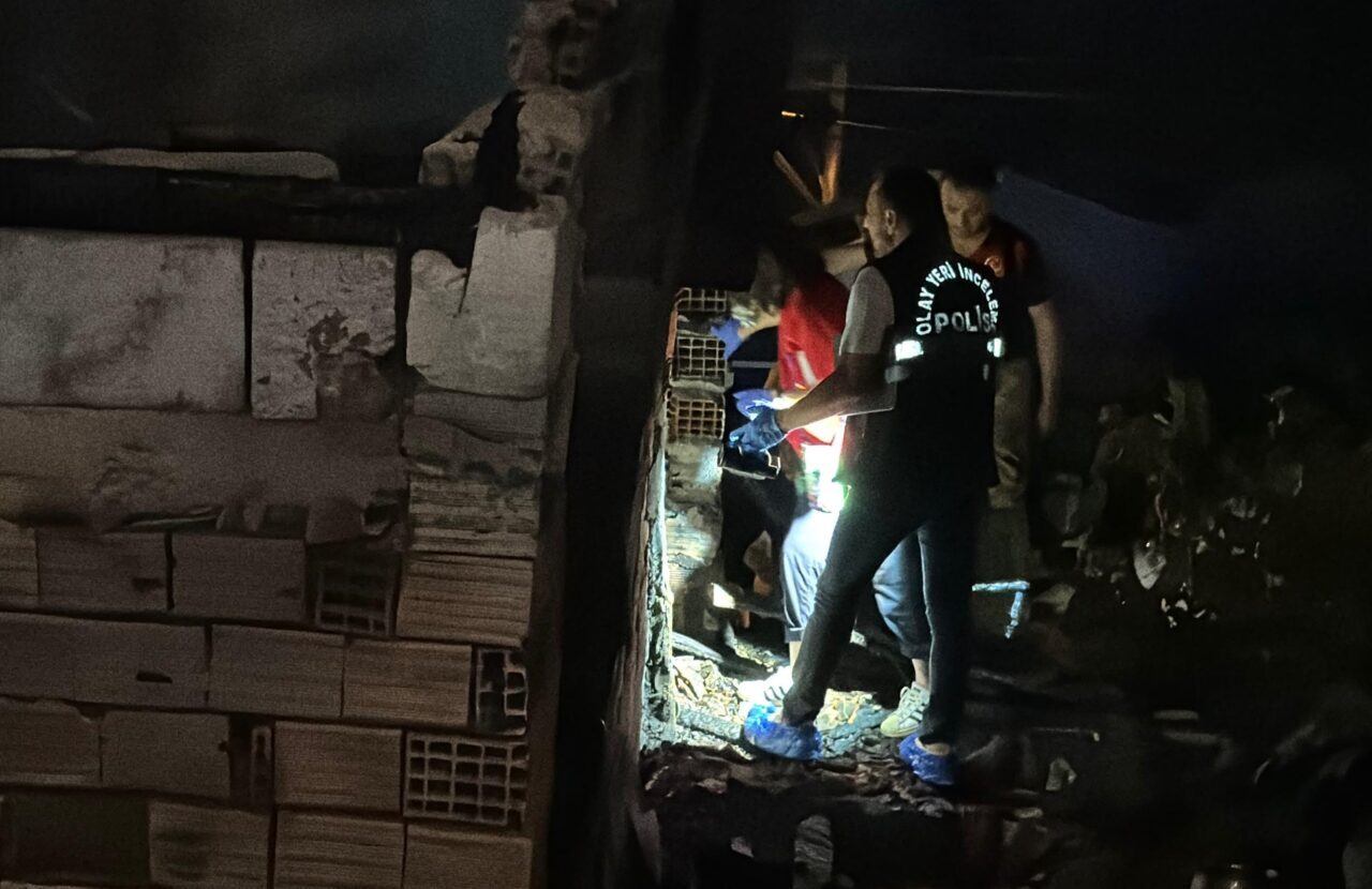 İZMİR (AA) – İzmir'in Çiğli ilçesinde bir evde çıkan yangında