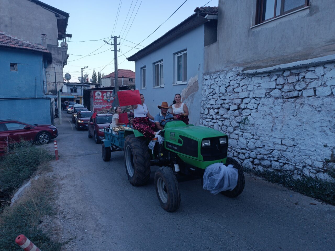 İZMİR (AA) – İzmir'in Torbalı ilçesine bağlı Dağkızılca Mahallesi'nde "Şalvar