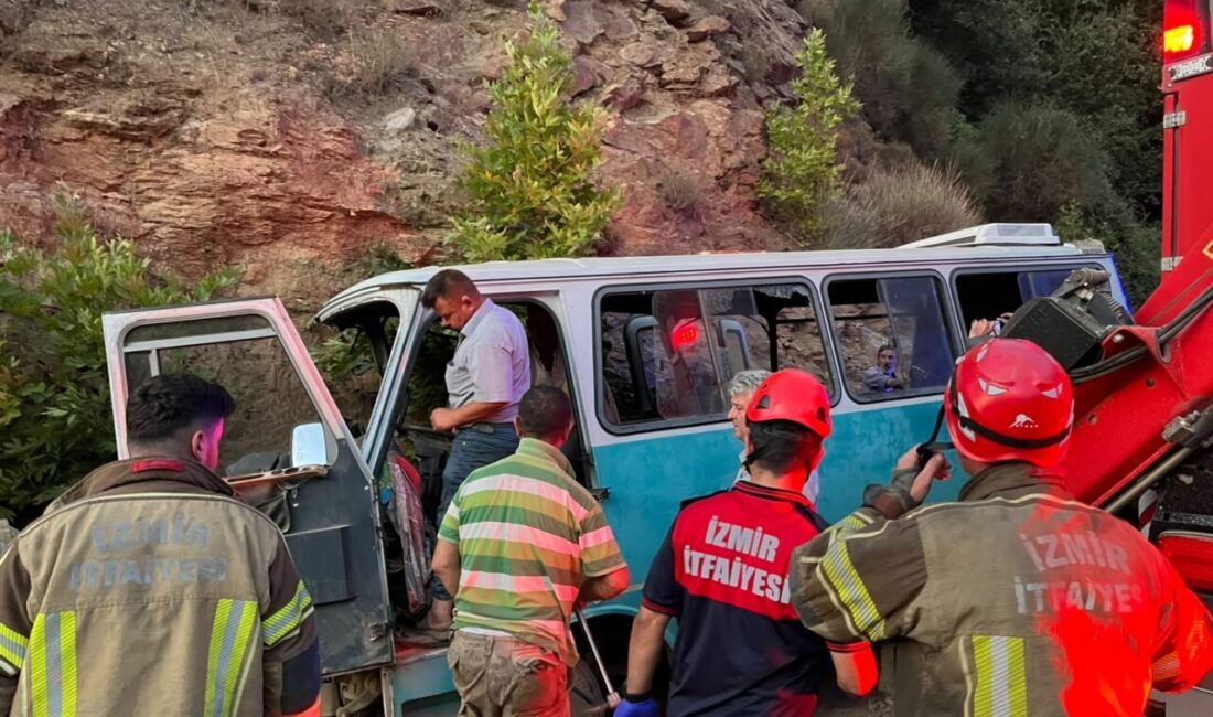 İZMİR (AA) – İzmir'in Tire ilçesinde tarım işçilerini taşıyan minibüsün