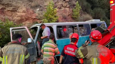 İZMİR (AA) – İzmir'in Tire ilçesinde tarım işçilerini taşıyan minibüsün