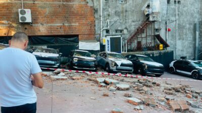 İSTANBUL (AA) – Kağıthane'de bir binanın duvarından kopan parçaların açık