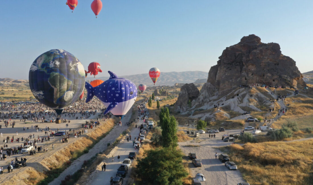 NEVŞEHİR (AA) – Nevşehir'de gerçekleştirilen "Kapadokya Balon Festivali", Türkiye'nin yanı