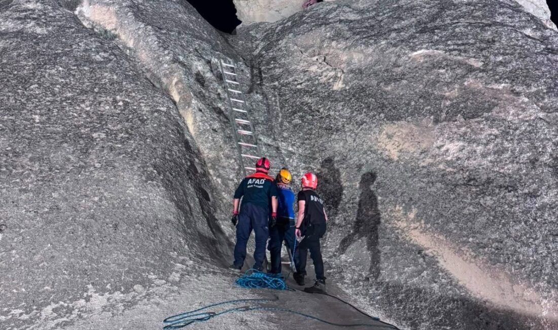 NEVŞEHİR (AA) – Kapadokya'da fotoğraf çektirmek için tırmandığı peribacası yamacında