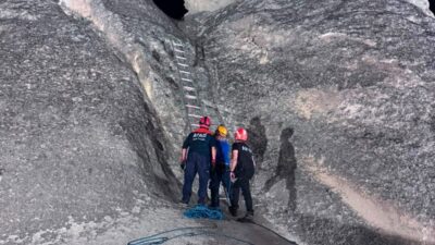 NEVŞEHİR (AA) – Kapadokya'da fotoğraf çektirmek için tırmandığı peribacası yamacında