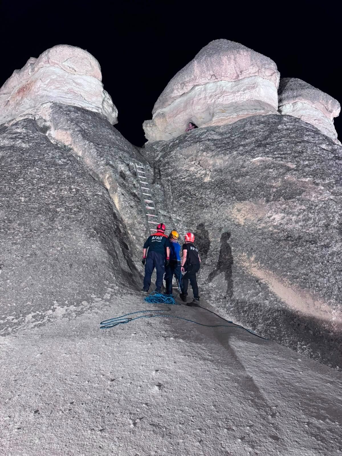 NEVŞEHİR (AA) – Kapadokya'da fotoğraf çektirmek için tırmandığı peribacası yamacında