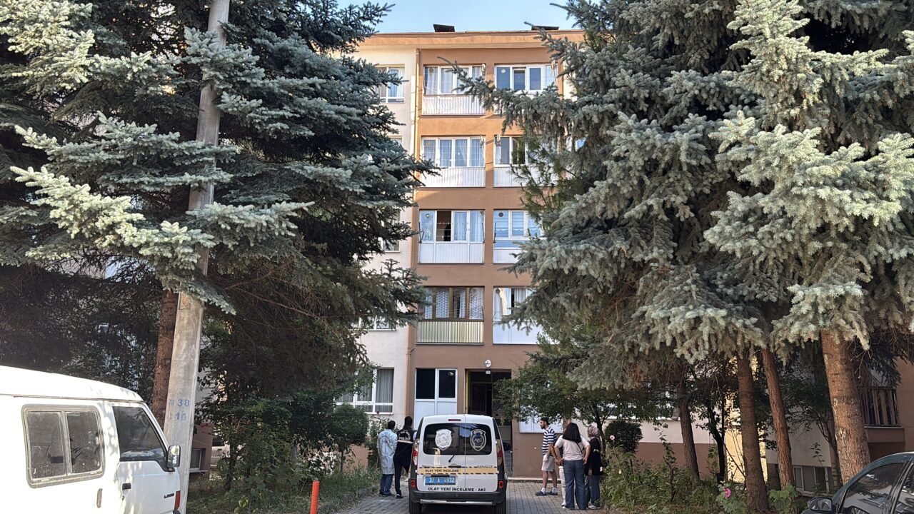 KASTAMONU (AA) – Kastamonu'da apartmanın 5'inci katındaki evlerinin penceresinden beton
