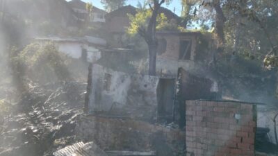 KASTAMONU (AA) – Kastamonu'nun Araç ilçesinde çıkan yangında 2 ev
