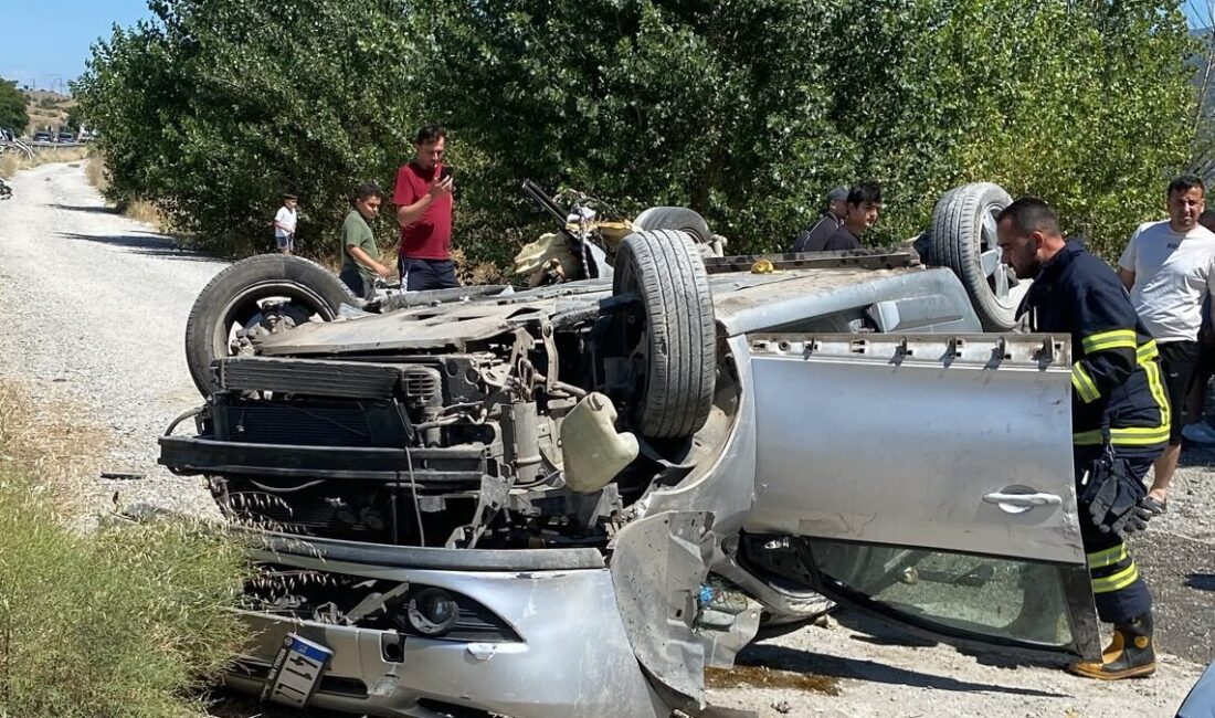 KASTAMONU (AA) – Kastamonu'nun Tosya ilçesinde devrilen otomobilde bulunan aynı