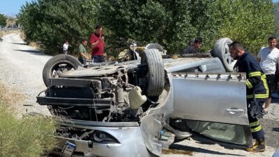 KASTAMONU (AA) – Kastamonu'nun Tosya ilçesinde devrilen otomobilde bulunan aynı