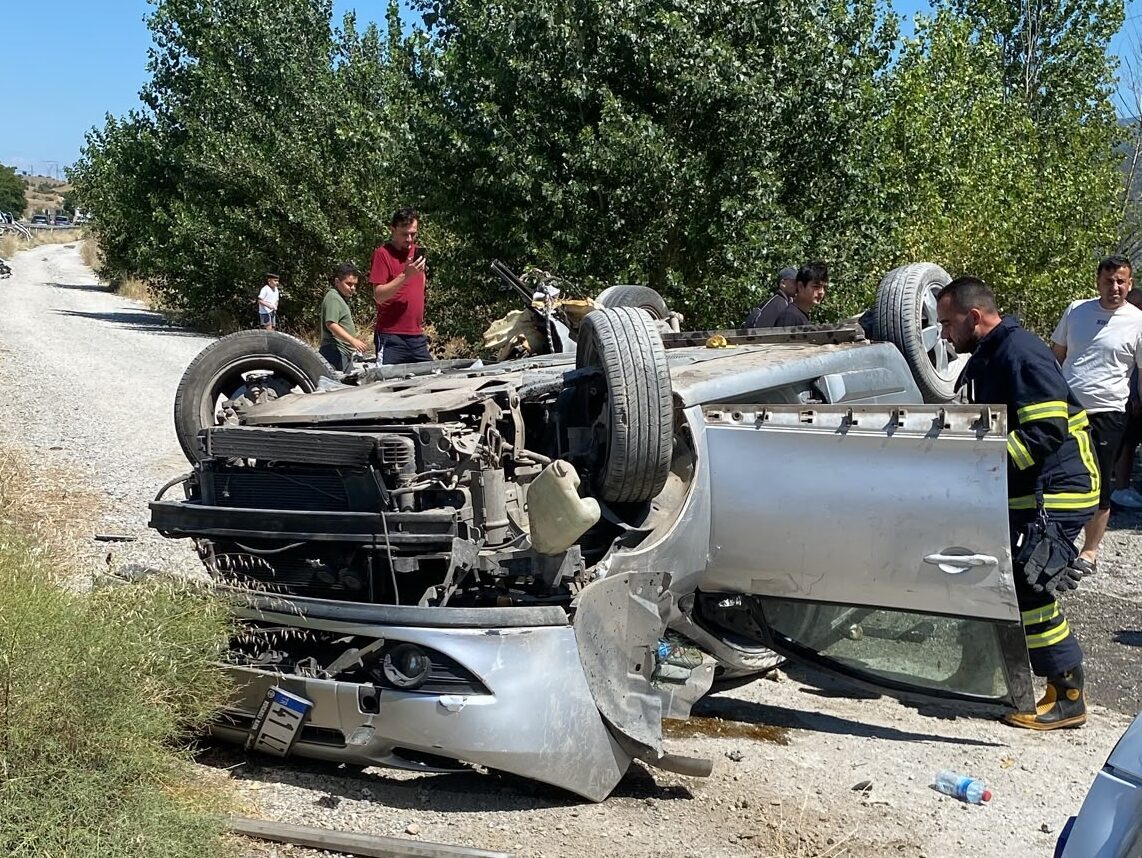 KASTAMONU (AA) – Kastamonu'nun Tosya ilçesinde devrilen otomobilde bulunan aynı