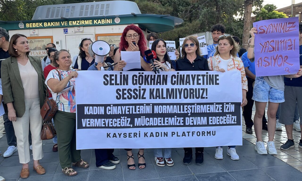KAYSERİ (AA) – Kayseri Kadın Platformu üyeleri, dün Talas ilçesinde