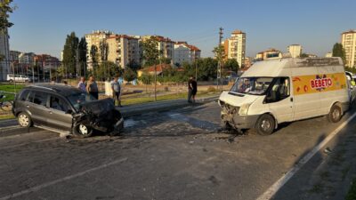 KAYSERİ (AA) – Kayseri'nin Melikgazi ilçesinde otomobilin karşı şeride geçerek