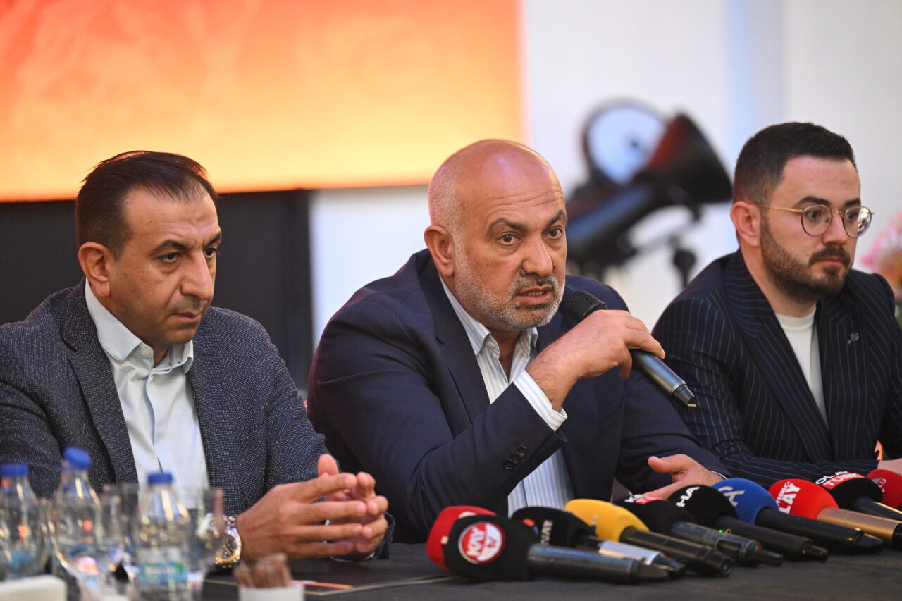 - Kayserispor Başkanı Ali Çamlı:
"Bir tek gayem var, bu kulübü