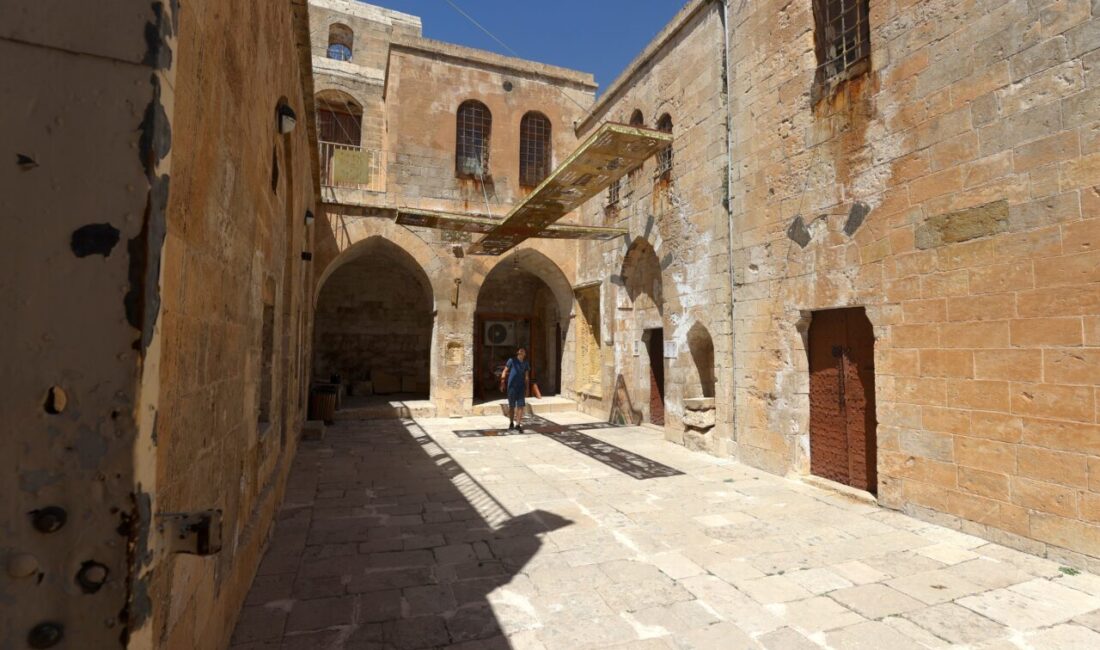 - Küratör ve tasarımcı Özcan Geçer tarafından Mardin'de yıllardır hizmet