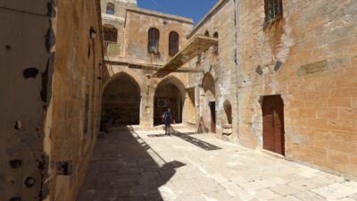 - Küratör ve tasarımcı Özcan Geçer tarafından Mardin'de yıllardır hizmet