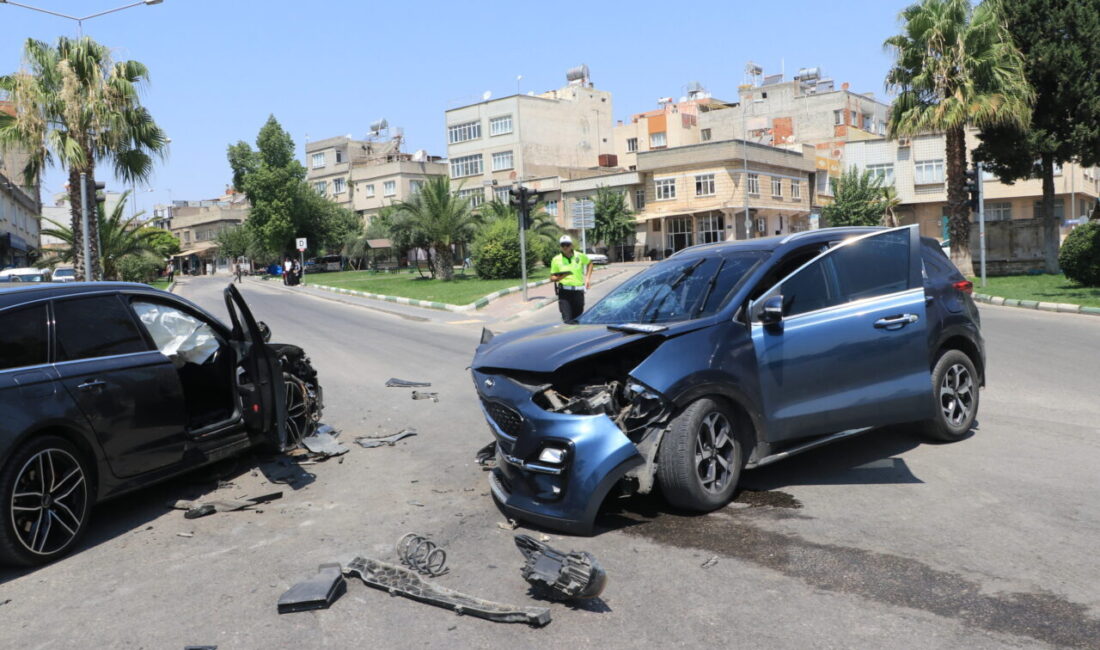 KİLİS (AA) – Kilis'in Merkez ilçesinde iki otomobilin çarpışması sonucu