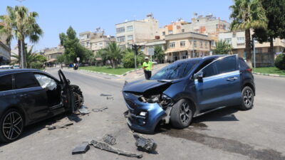 KİLİS (AA) – Kilis'in Merkez ilçesinde iki otomobilin çarpışması sonucu