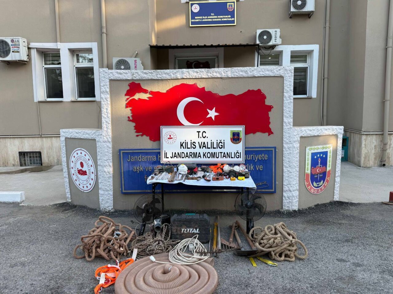 KİLİS (AA) – Kilis'te kaçak kazı yapan 4 şüpheli, jandarma