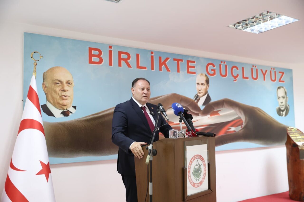 - KKTC Cumhuriyet Meclisi Başkanı Öztürkler:
- "KKTC'nin verilecek bir karış