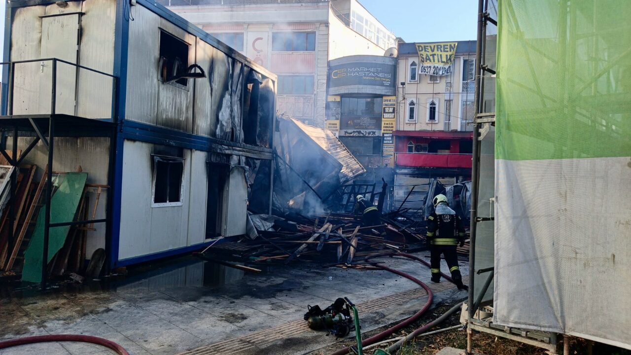 KOCAELİ (AA) – Kocaeli'nin Gebze ilçesinde konteynerde başlayıp iki iş