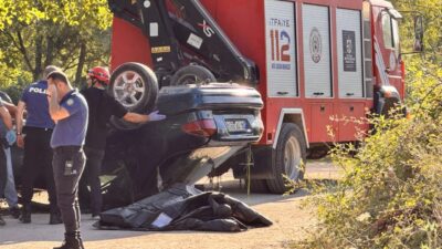 KOCAELİ (AA) – Kocaeli’nin Kartepe ilçesinde su kanalına düşen otomobilin