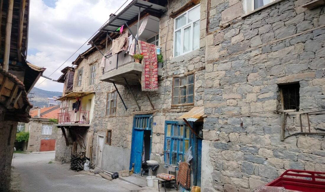 KONYA (AA) – Konya'nın Seydişehir ilçesinde bir binanın ikinci katından
