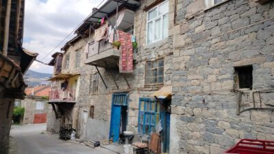 KONYA (AA) – Konya'nın Seydişehir ilçesinde bir binanın ikinci katından