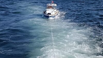 İSTANBUL (AA) – Küçükçekmece açıklarında makine arızası nedeniyle sürüklenen, içinde