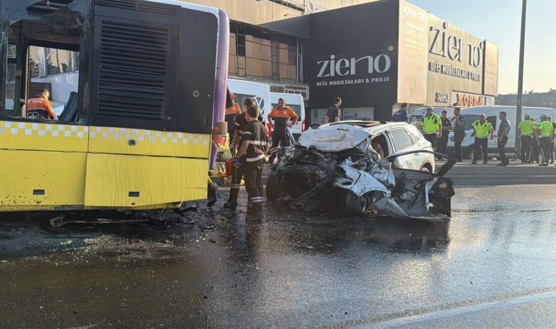 İSTANBUL (AA) – Küçükçekmece'de bir otomobilin İETT otobüsüne çarpması sonucu