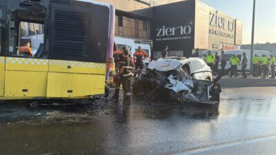 İSTANBUL (AA) – Küçükçekmece'de bir otomobilin İETT otobüsüne çarpması sonucu