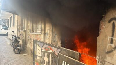 İSTANBUL (AA) – Küçükçekmece'de 3 katlı metruk binanın giriş katında