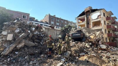 İSTANBUL (AA) – Küçükçekmece'de yıkım çalışması sırasında binanın bir bölümünün