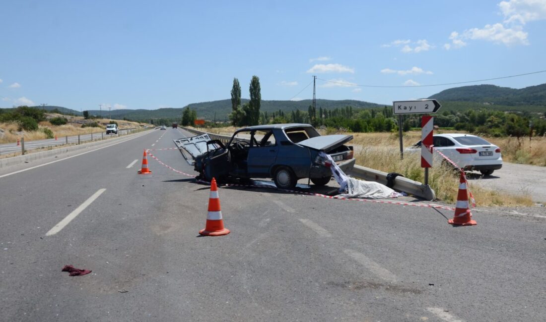 KÜTAHYA (AA) – Kütahya'nın Tavşanlı ilçesinde iki otomobilin çarpışması sonucu