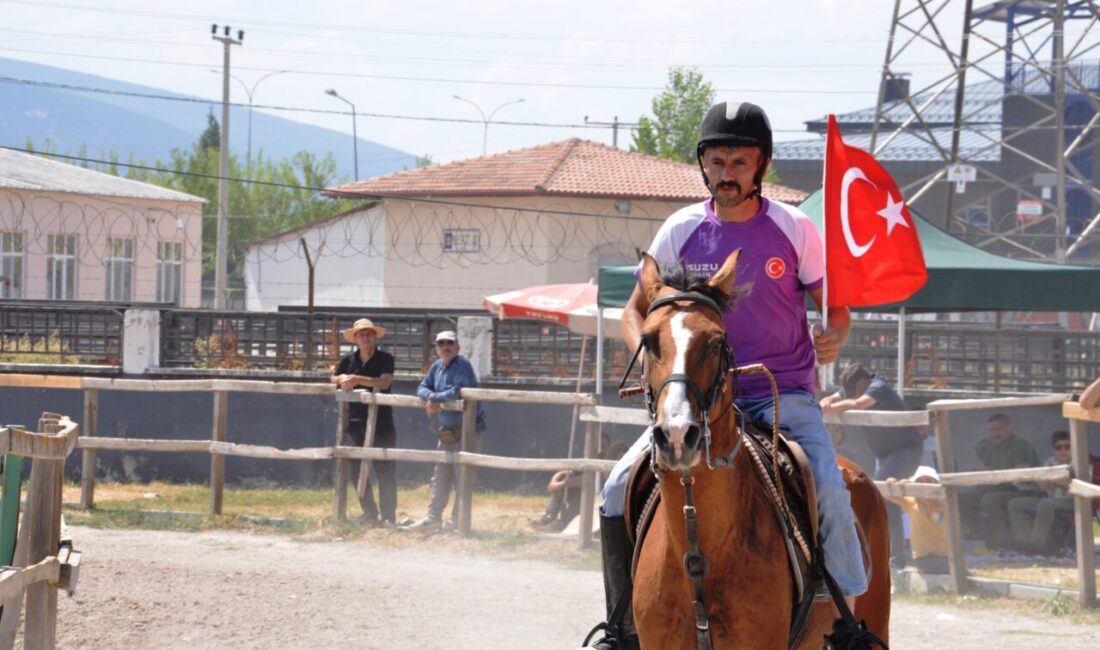 KÜTAHYA (AA) – Kütahya'da geleneksel hale gelen rahvan at yarışlarına