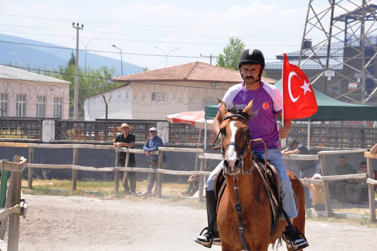 KÜTAHYA (AA) – Kütahya'da geleneksel hale gelen rahvan at yarışlarına