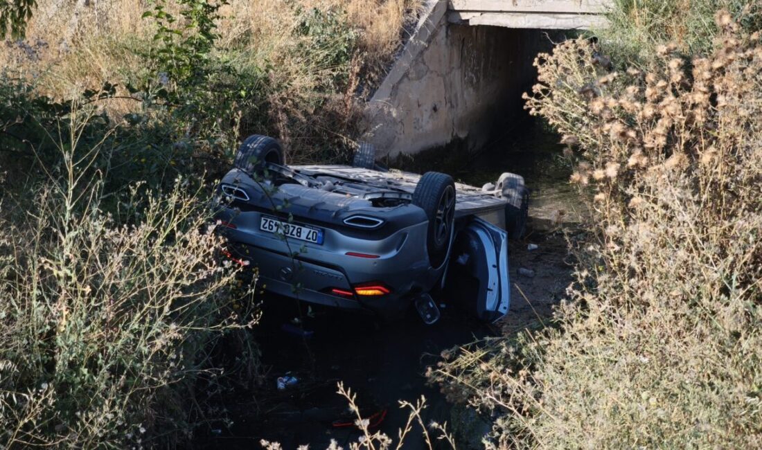 KÜTAHYA (AA) – Kütahya'da sulama kanalına devrilen otomobilin sürücüsü yaralandı.