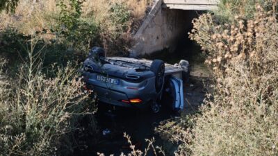 KÜTAHYA (AA) – Kütahya'da sulama kanalına devrilen otomobilin sürücüsü yaralandı.
