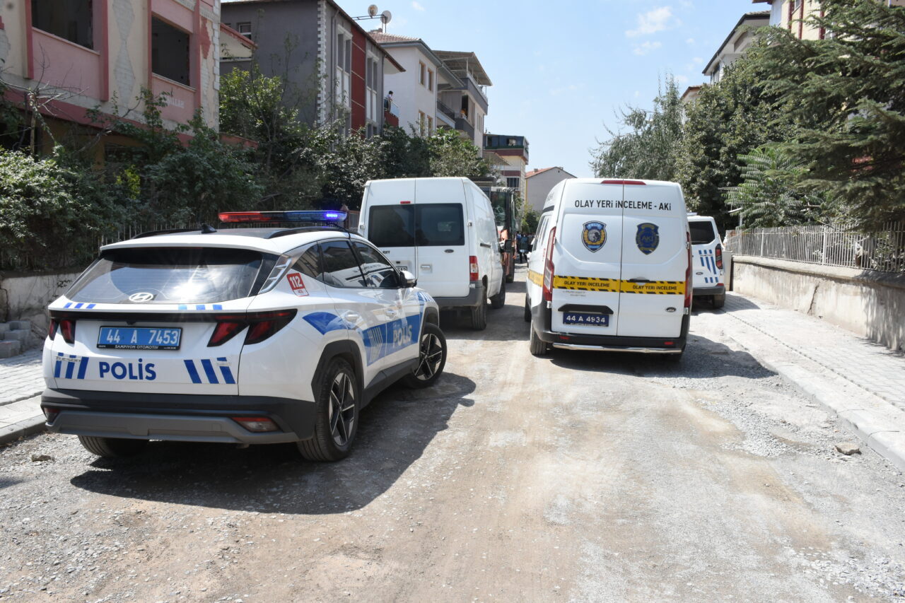 MALATYA (AA) – Malatya'nın Yeşilyurt ilçesinde yol yapım çalışması sırasında